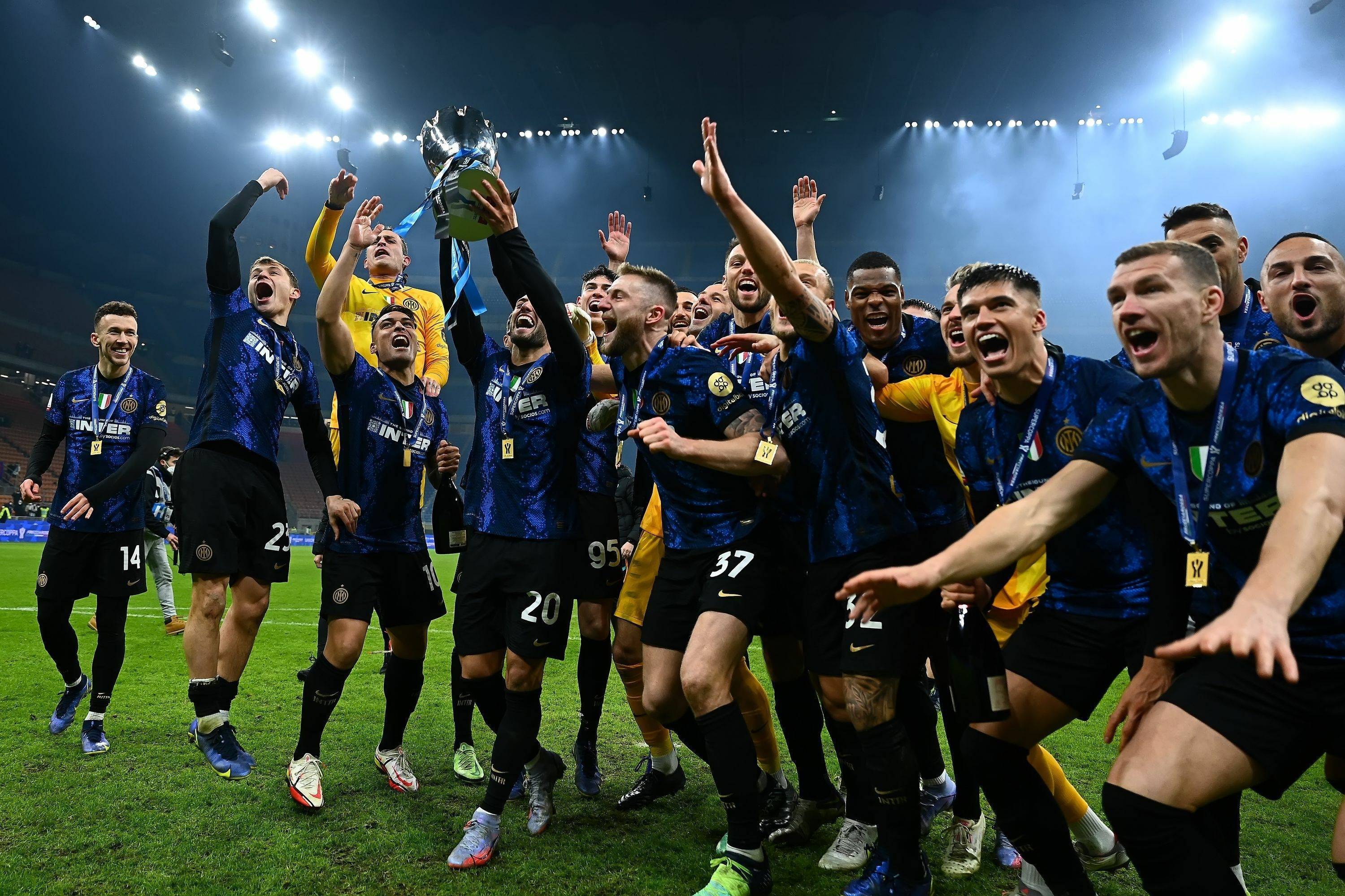 包含刚刚！国际米兰外线爆发备战欧冠埃因霍温内部沟通备战欧超杯，马德里竞技围绕NBA总决赛外线爆发的词条